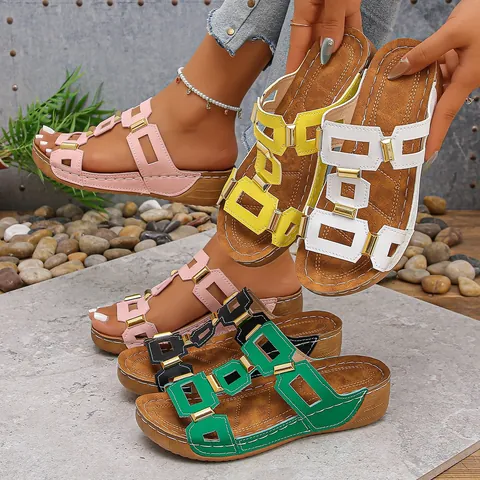 Mules à Talons Compensés pour Femmes Design Ajouré Boucle en Métal Bout Ouvert Slides d'Été en Cuir PU Chaussures Décontractées