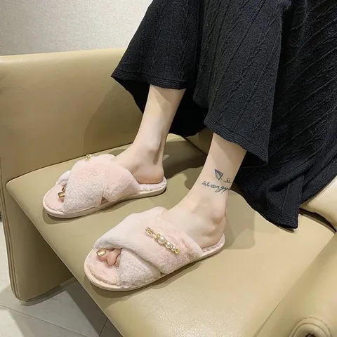 Chaussons en Fausse Fourrure à Bandes Croisées pour Femmes Avec Décoration de Perles Artificielles Peluche Chaude Pantoufles