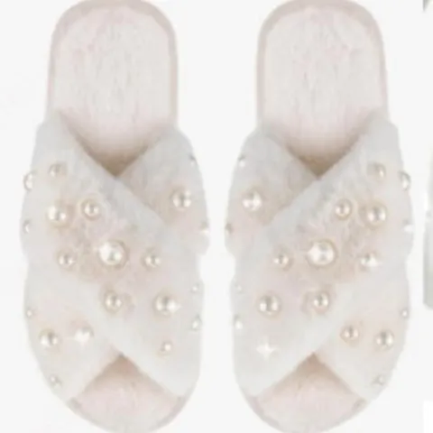 Women Fashion Fuzzy Faux Fur Cross Strap Slippers Flat Open Toe House Shoes with Artificial Pearl Decor Winter Warm Slides