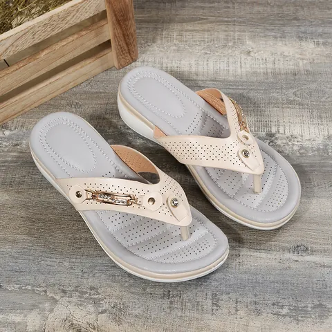 Tongs Compensées de Mode pour Femmes Boucle en Métal Strass Sandales de Plage en Cuir PU Chaussures de Été Décontractées Ajourées