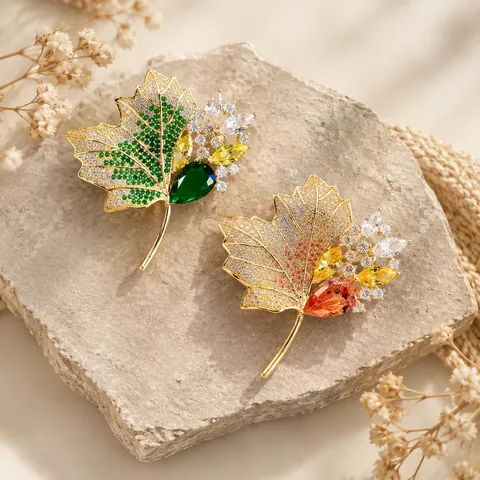 Elegant Maple Leaf Brooch With Rhinestones Luxury Alloy Crystal Lapel Pin For Women Coat Suit Autumn Fashion Jewelry Gift
