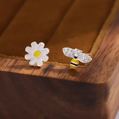 Boucles d'Oreilles Asymétriques Abeille Marguerite Pour Femmes Cuivre Plaqué Argent Émail Fleur Blanche Strass Incrusté Bijoux Fantaisie Sucrés Cadeau