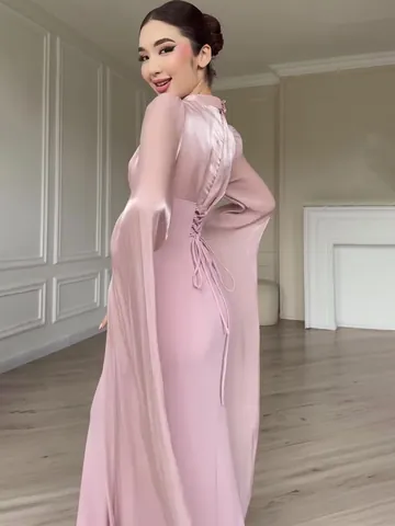 Elegante Roze Satijnen Maxi-Jurk voor Dames met Lange Split-Cape Mouwen Hoge Kraag Vetersluiting Taille Avond Bruiloft Jurk