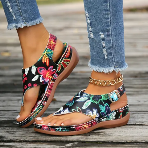 Damen Bohemian Ethno Bestickt Keilabsatz Flip Flops Vintage Blumenmuster PU Leder Sandalen Sommer Verstellbare Rückengurt Plateauschuhe