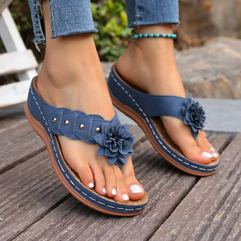 Damen Wedge Flip-Flops Sandalen Floral Nietendekoration Komfortabel Leder Strandhausschuhe Casual Outdoor Sommer Slides