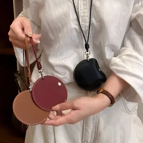 Nischen-Design Kunstleder Anhänger Brillenclip Halskette Legierung Geometrische Croissant Form Pulloverkette Für Damen