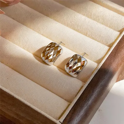 Damen Texturierte Geometrische Quadratische Ohrstecker Leichter Luxus Diamantschliff Kupfer Ohrringe Einzigartige Schmuck