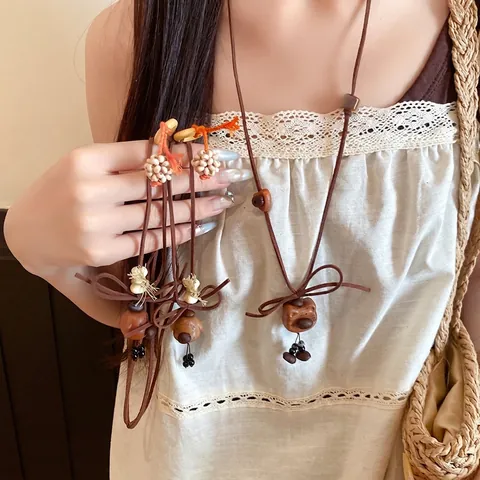 Collar de Suéter con Colgante de Oso Perro de Madera Vintage Hecho a Mano de Terciopelo Marrón para Mujer Joyería