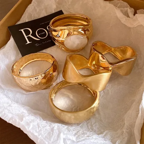 European American Style Chunky Gold Alloy Open Bangle Bracelet For Women Wrinkled Hammered Metal Resin Inlaid Jewelry Accessory