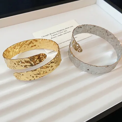 Bracciale a Fascia da Braccio Aperto Minimalista con Pieghe Irregolari per Donna Moda Europea Texture Martellata Oro Argento