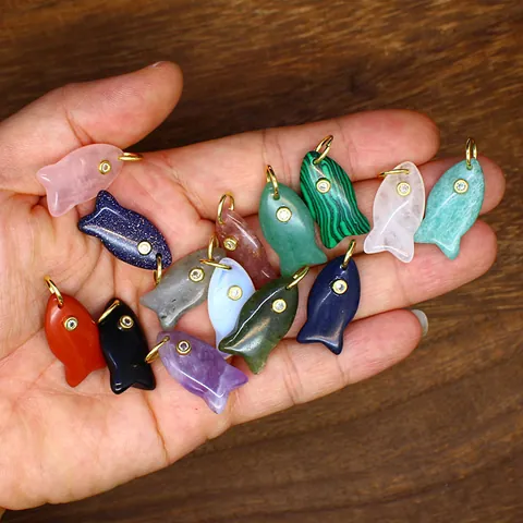 Kleine Fischform Naturstein Anhänger Halskette Für Damen Süßes Tierdesign Zirkonia Eingelegt Heilkristall Schmuck