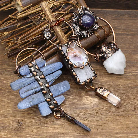 Vintage Natural Crystal Agate Kyanite Amethyst Raw Stone Pendant Irregular Distressed Bronze Alloy Buddha Pendant Jewelry
