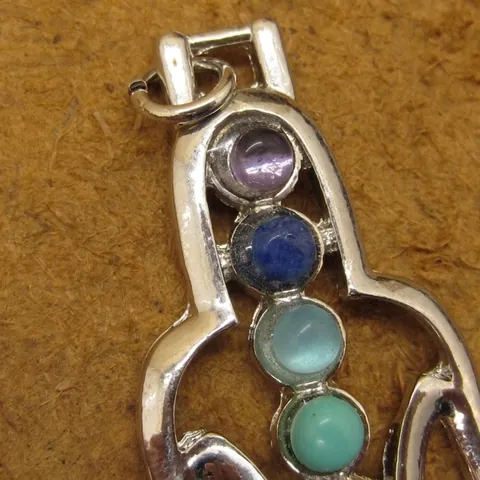 Yoga Meditation Figure Pendant Necklace With 7 Chakra Crushed Agate Stone Inlay Silver Alloy Energy Balance Jewelry For Unisex