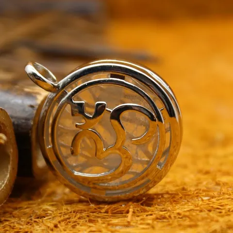 Vintage Round Om Symbol Pendant Necklace For Women Alloy Natural Stone Crystal Amethyst Rose Quartz Spiritual Yoga Jewelry Gift