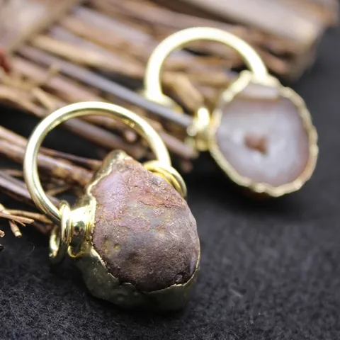 Collana con Pendente in Pietra Grezza di Geode di Agata Naturale Catena per Maglione a Forma di Uovo di Tuono Placcata Oro Vintage Gioielli Donna