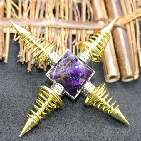 Übertriebene Persönlichkeit Kristall Pyramide Ornament Metall Feder Basis Energiestein Rosenquarz Amethyst Schreibtisch Deko Handwerk