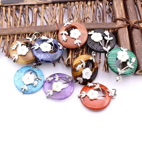 Vintage Chinese Round Gemstone Pendant Necklace for Women Alloy Floral Rhinestone Inlaid Crystal Jewelry Gift Accessory