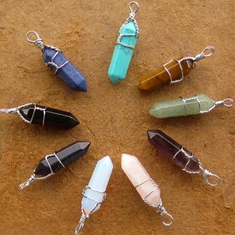 Pendentif Enveloppé de Fil de Pierre Naturelle Colonne Hexagonale Minimaliste Alliage Cristal Point Collier Bijoux