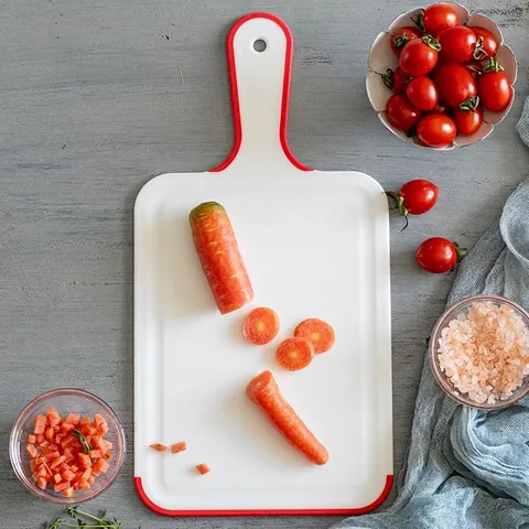 Portable Handheld Plastic Cutting Board with Non-Slip TPR Handle and Hanging Hole Kitchen Food Grade PP Chopping Board