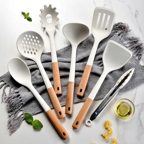 Utensili da Cucina in Silicone Bianco Manici in Legno Spatola Cucchiaio da Minestra Schiumarola Server per Pasta Clip per Alimenti Secchio Assortimento Resistente al Calore