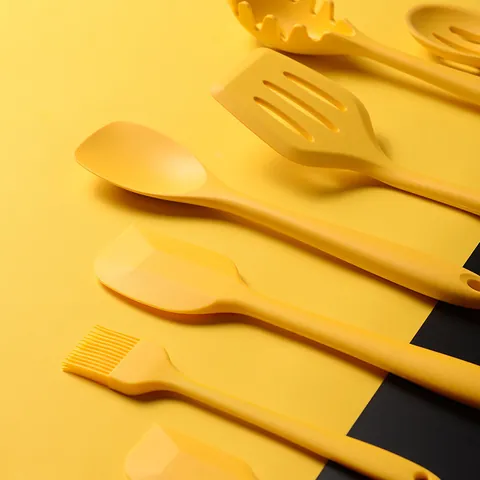 Yellow Integrated Silicone Kitchen Utensil Collection With Storage Bucket Heat Resistant Non-Stick Spatula Soup Ladle Whisk Cooking Tools