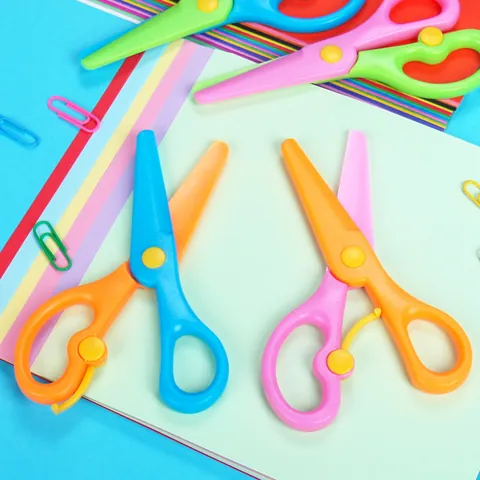Forbici di Sicurezza per Bambini in Plastica PP Fatte a Mano con Auto Rimbalzo per Attività Artistiche e Scolastiche Senza Lame Taglienti