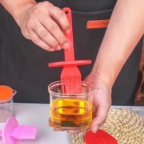 Kitchen Oil Dispenser Bottle With Silicone Brush Eagle Spout Plastic Oil Cruet Container With Scale For BBQ Cooking Baking