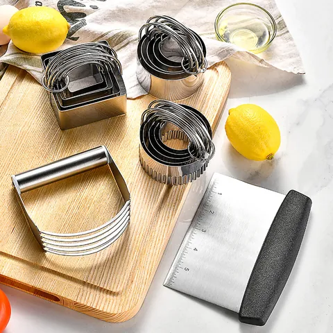 Set di Tagliabiscotti in Acciaio Inossidabile con Manico a Forma di Onda Quadrata Rotonda Anello Mousse 5 Pezzi Strumenti da Forno per Pasticceria in Cucina