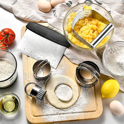Set di Tagliabiscotti in Acciaio Inossidabile con Manico a Forma di Onda Quadrata Rotonda Anello Mousse 5 Pezzi Strumenti da Forno per Pasticceria in Cucina