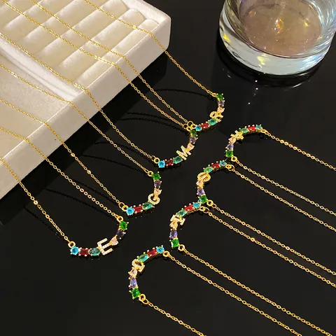 Collar Inicial con 26 Letras del Alfabeto y Strass Arcoíris de Lujo para Mujer Chapado en Oro Acero de Titanio Colgante de Cobre Diseño de Nicho Cadena de Clavícula Joyería