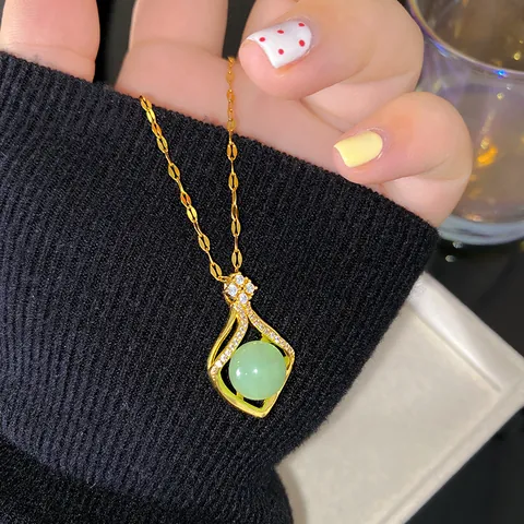 Élégant Collier Pendentif Sac de Fortune en Acier Titane Plaqué Or pour Femmes Mode Amulette Avec Perle Artificielle et Strass Incrusté Bijoux Cadeau