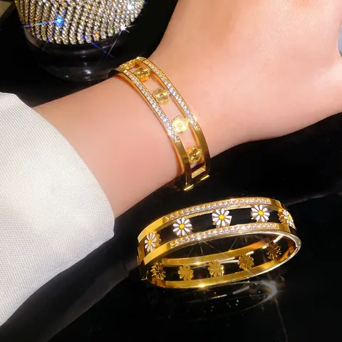 Titaniumstaal Klaver Madeliefje Armring Voor Vrouwen Verguld Strass Ingelegd Minimalistisch Laser Holle Bloem Sieraden Cadeau