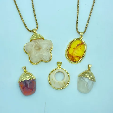 Vintage Resin Flower Pendant Necklace Copper Gold Plated Irregular Amber Stone Clavicle Chain For Women Ins Fashion Jewelry