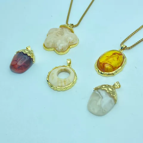 Vintage Resin Flower Pendant Necklace Copper Gold Plated Irregular Amber Stone Clavicle Chain For Women Ins Fashion Jewelry