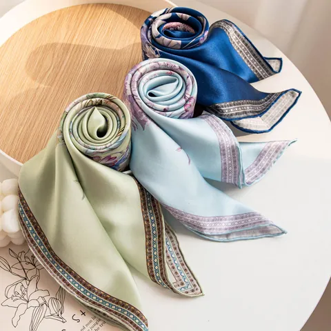 Sciarpa in Seta di Gelso per Donne Lussuosi Foulard Quadrati Floreali Moda Elegante Foulard per Capelli Avvolgi Collo Regalo Accessori