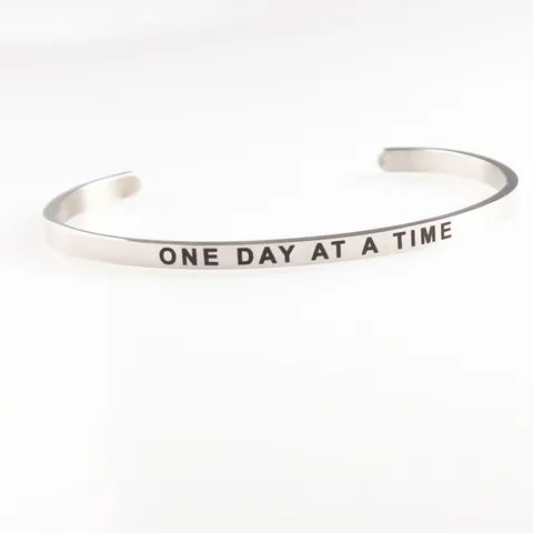 Minimalistischer Edelstahl Offener Armreif Für Damen Graviert One Day At A Time Inspirierendes Mantra Armband Silber Schmuck