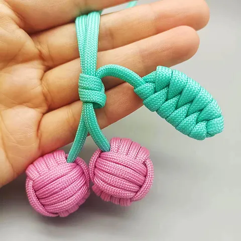 Porte-clés Cerise Tissé à la Main Pendentif de Sac Fruit en Paille Crochet Accessoire pour Femmes Filles Déco Sac à Dos Cadeau