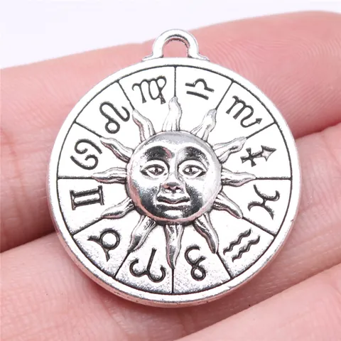 Ciondolo Medaglia Rotonda con Rilievo Faccia del Sole e Zodiaco in Lega Vintage per Creazione di Gioielli Artigianali