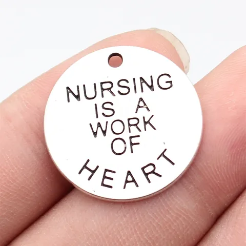 Antiksilber Runder Metallanhänger Nursing Is A Work Of Heart Buchstaben Charm Zinklegierung DIY Schmuckzubehör Für Halskette