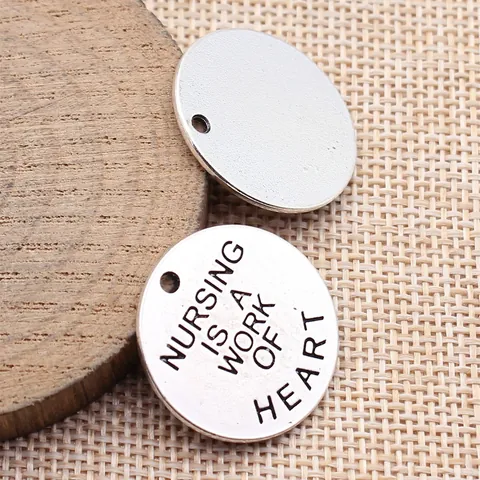 Antiksilber Runder Metallanhänger Nursing Is A Work Of Heart Buchstaben Charm Zinklegierung DIY Schmuckzubehör Für Halskette