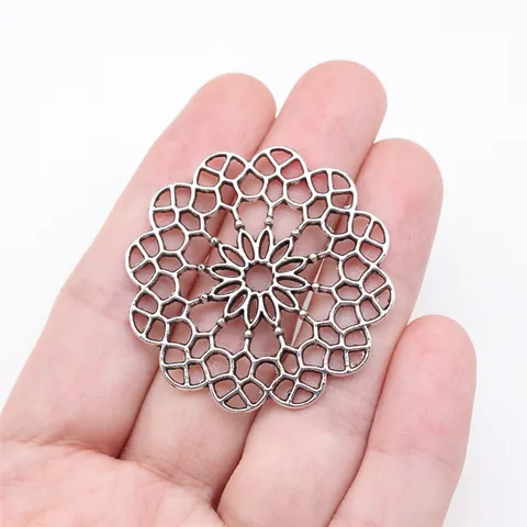 Colgante de Flor de Aleación de Zinc Grande Charm Floral Redondo Calado Retro Bohemia Accesorios para Creación de Joyas DIY