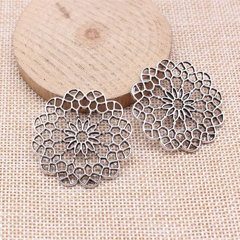 Colgante de Flor de Aleación de Zinc Grande Charm Floral Redondo Calado Retro Bohemia Accesorios para Creación de Joyas DIY