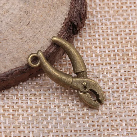 Antique Alloy Pliers Shape Charms Retro Silver Bronze Tool Pendants For DIY Jewelry Making Keychain Accessories Pliers Pendants