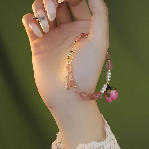 Pulsera Hecha a Mano de Perla Natural Cuarzo Fresa Flor Preservada Elegante Colgante de Rosa en Aleación Joyería para Mujer