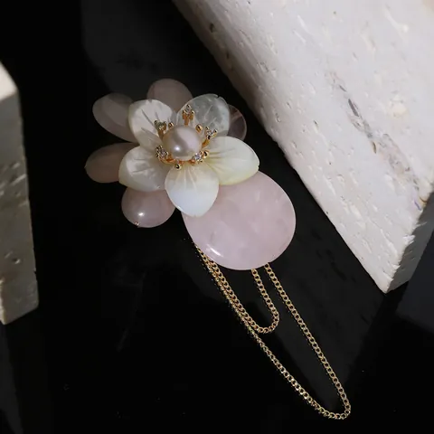 Broche de Concha Natural con Flor Rosa Perla de Agua Dulce y Borla Chapado en Oro Cuarzo Rosa Alfiler Floral para Mujer