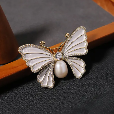 High-end Natural Freshwater Pearl Butterfly Brooch Fashion White Mother Of Pearl Alloy Rhinestone Corsage Suit Pin Jewelry For Women