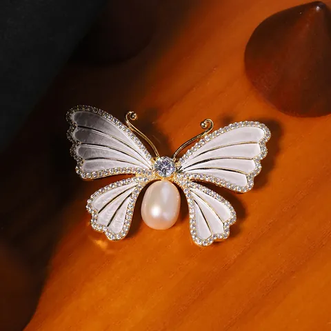 High-end Natural Freshwater Pearl Butterfly Brooch Fashion White Mother Of Pearl Alloy Rhinestone Corsage Suit Pin Jewelry For Women