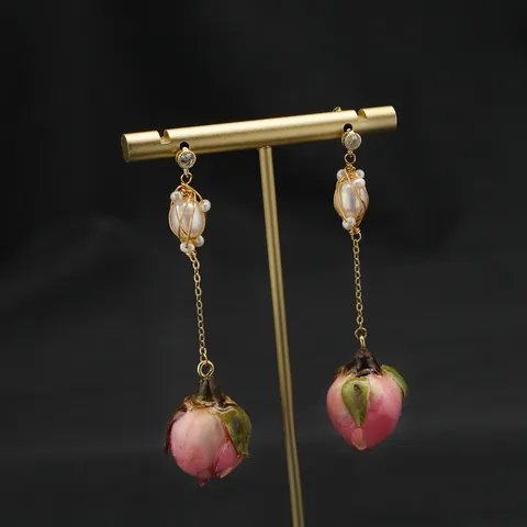 Orecchini Fatti a Mano Perno in Argento 925 Perla d'Acqua Dolce Bocciolo di Rosa Resina Strass Gioielli da Donna