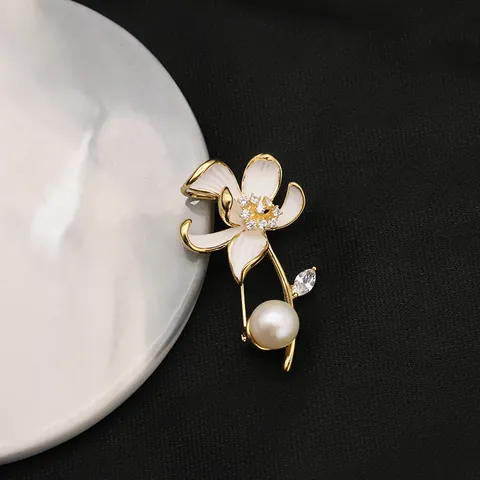 Elegante Broche de Loto 3D Con Perla de Agua Dulce Natural Esmalte Blanco Strass Chapado en Oro de 18K Para Mujeres
