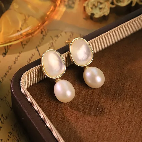 Orecchini a Bottone Originali in Conchiglia e Perle Naturali Fatti a Mano Placcati Oro con Perno in Argento Sterling 925 Donna